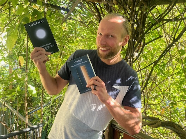 Joseph Hufnagl mit den Büchern LUMENAI und LUMEN