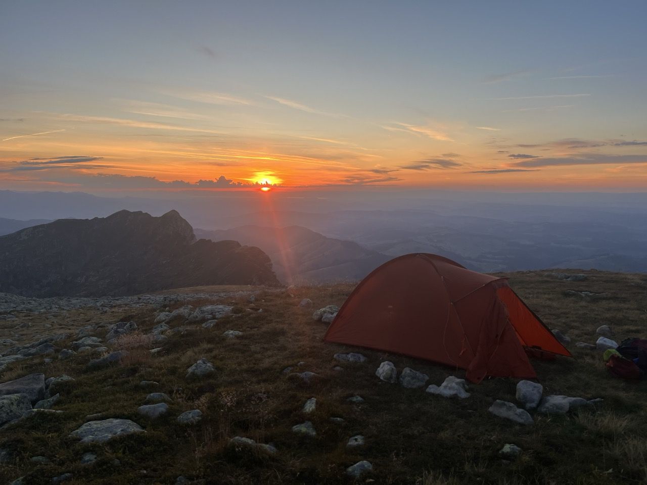 Zelt unter freiem Himmel in der Abenddämmerung